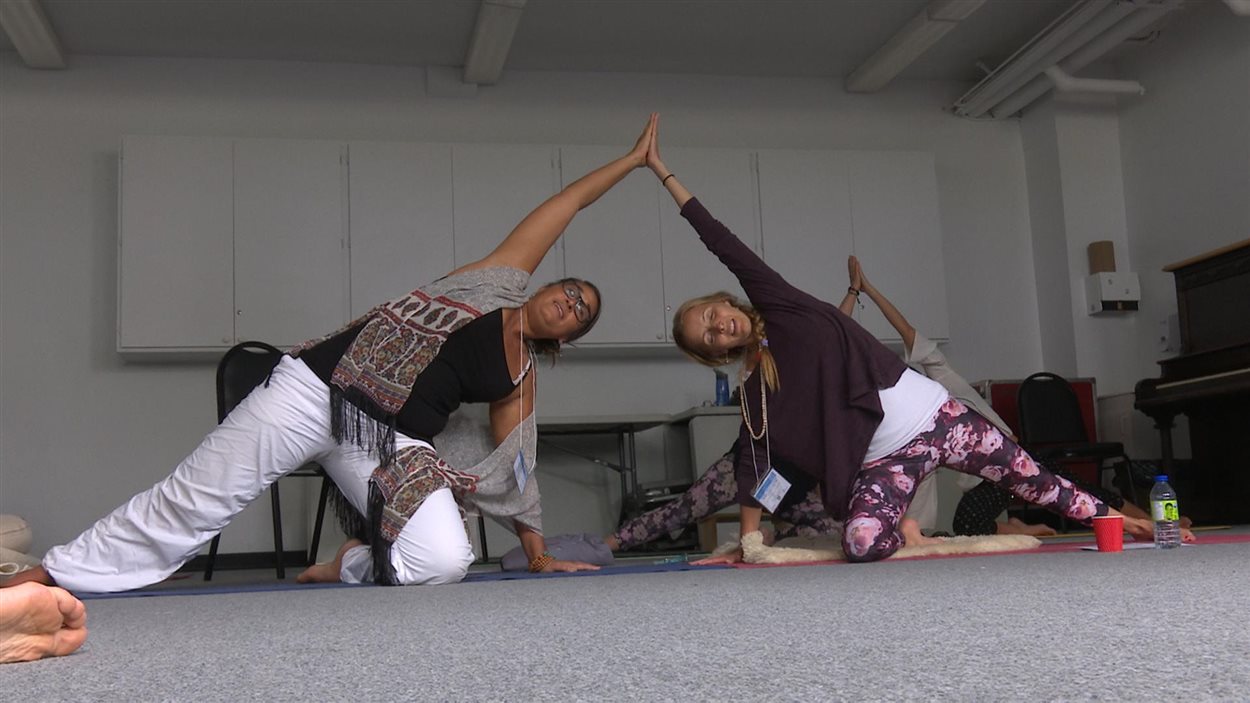 Un premier colloque provincial de yoga prend fin à Radio
