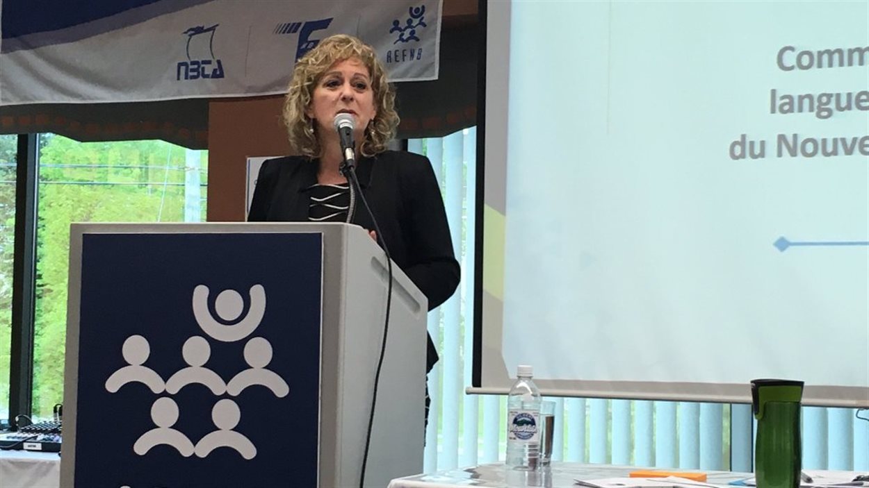 Katherine d'Entremont prononce un discours