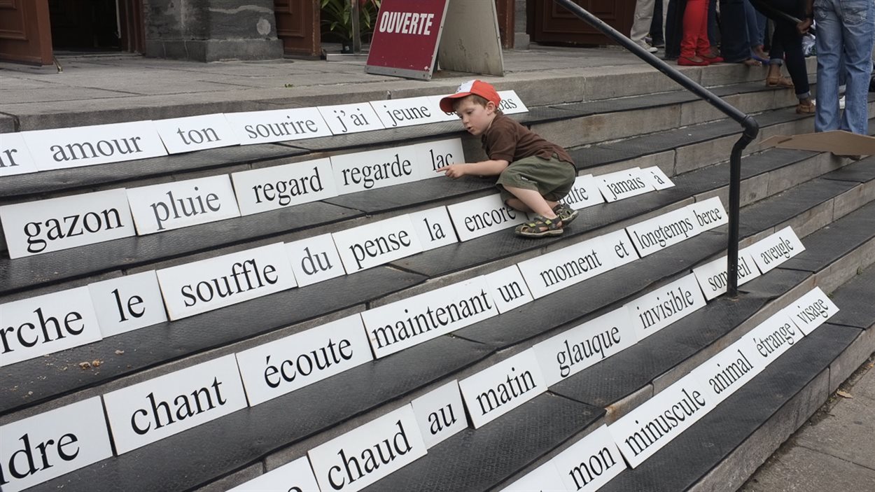 De la poésie magnétique grand format pendant l'événement Pavé Poésie à Montréal