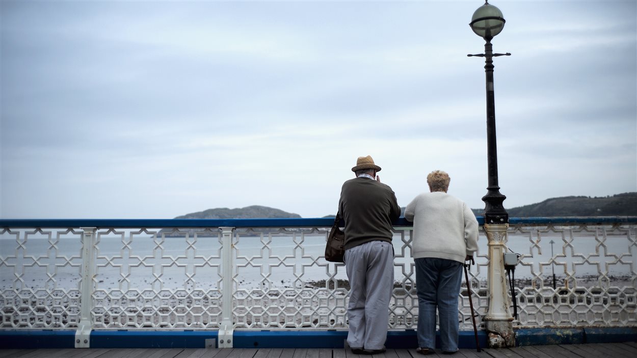 Des aînés marchent le long du quai de Llandudno, au pays de Galles, le 8 septembre 2014.