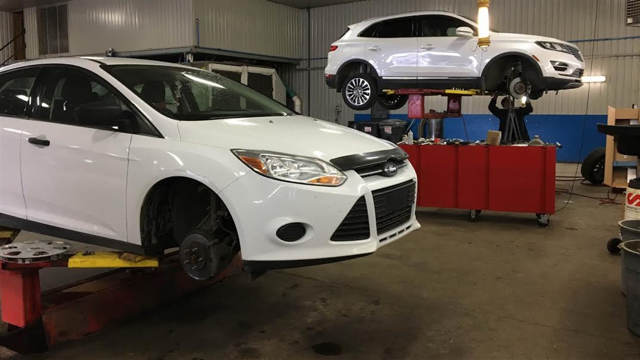 Des employés de garage