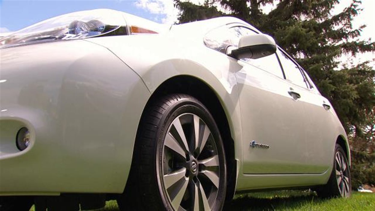 La porte parole des Rendez-vous branchés d'Équiterre, Christine Beaulieu, présente les qualités de la voiture électrique.