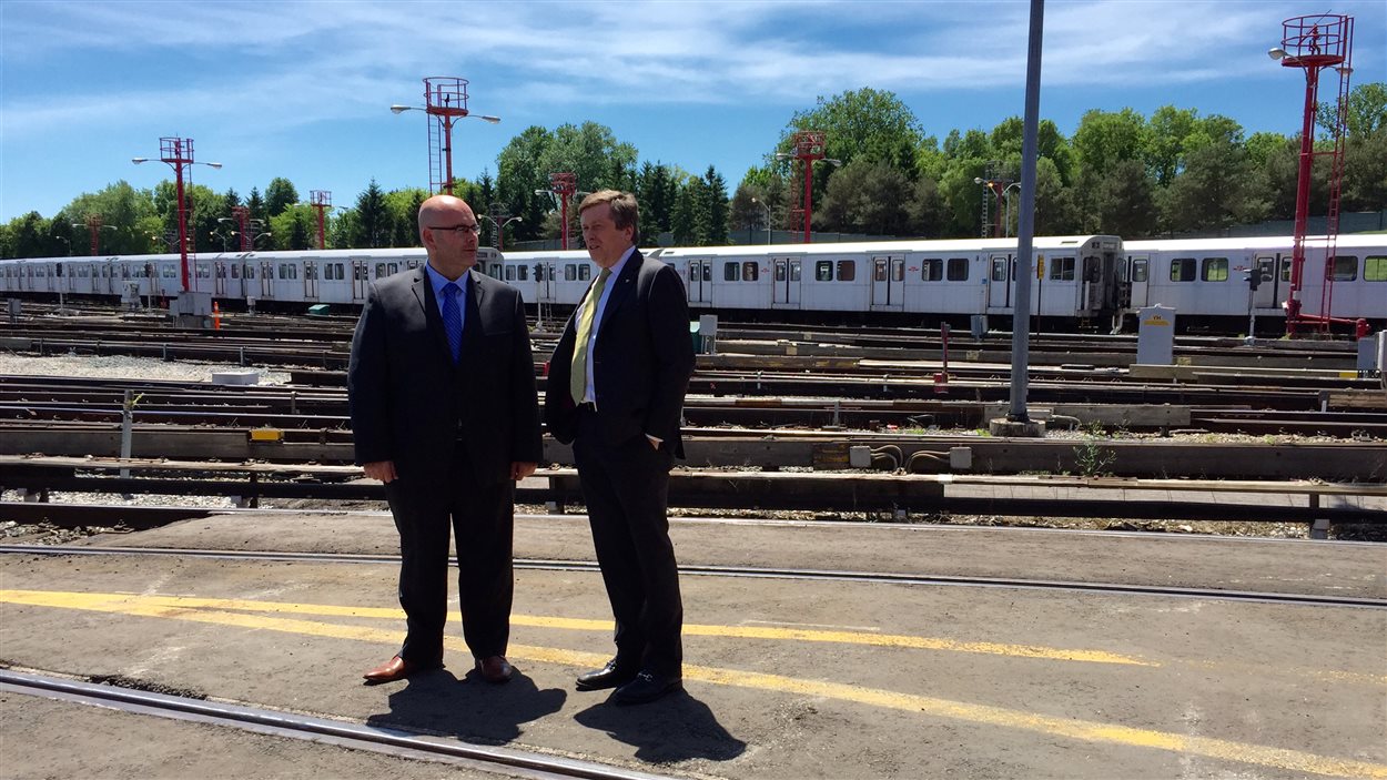 Le ministre des transports, Steven Del Duca, et le maire de Toronto, John Tory.