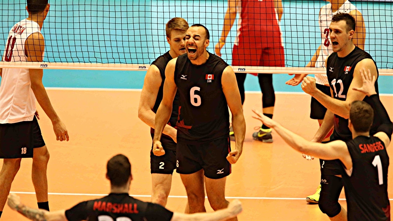 Justin Duff (no 6) exulte