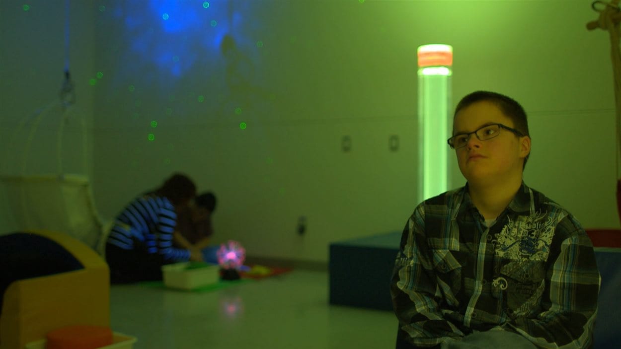 Le petit Olivier est dans la salle sensorielle pour aller se calmer.