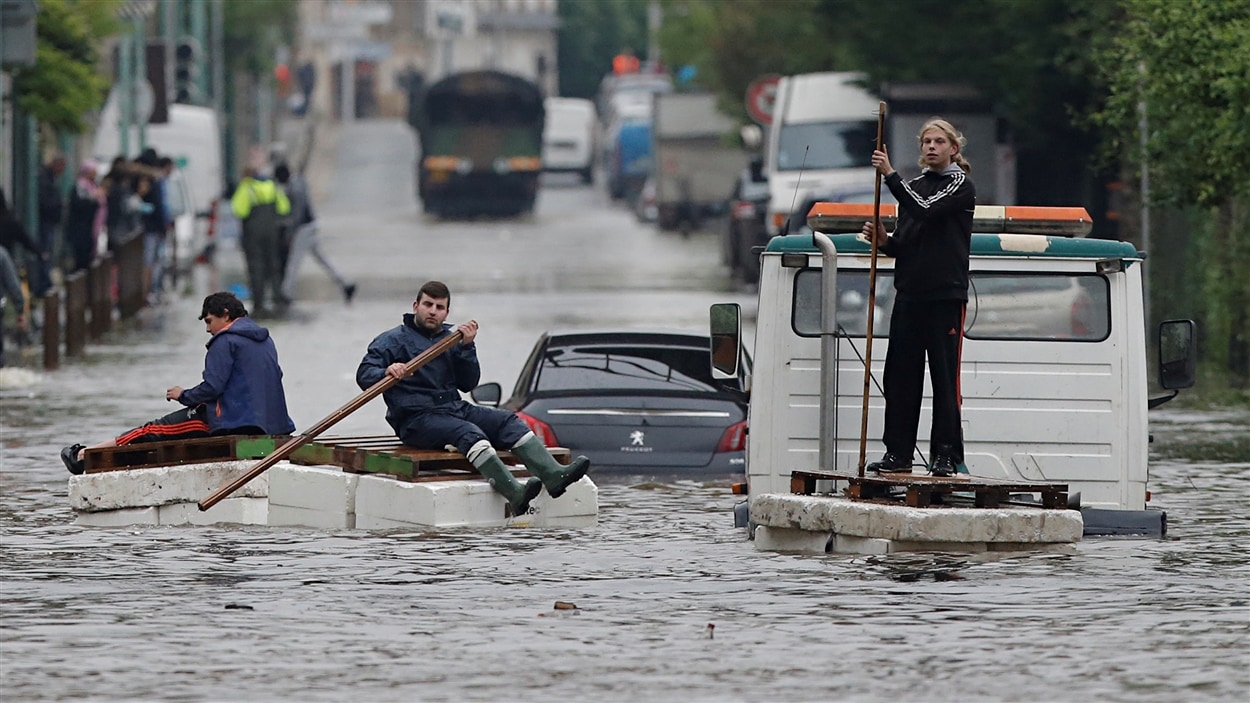 Ces Français refusent de se soumettre à l'ordre d'évacuation même si les eaux ont inondé leur quartier.
