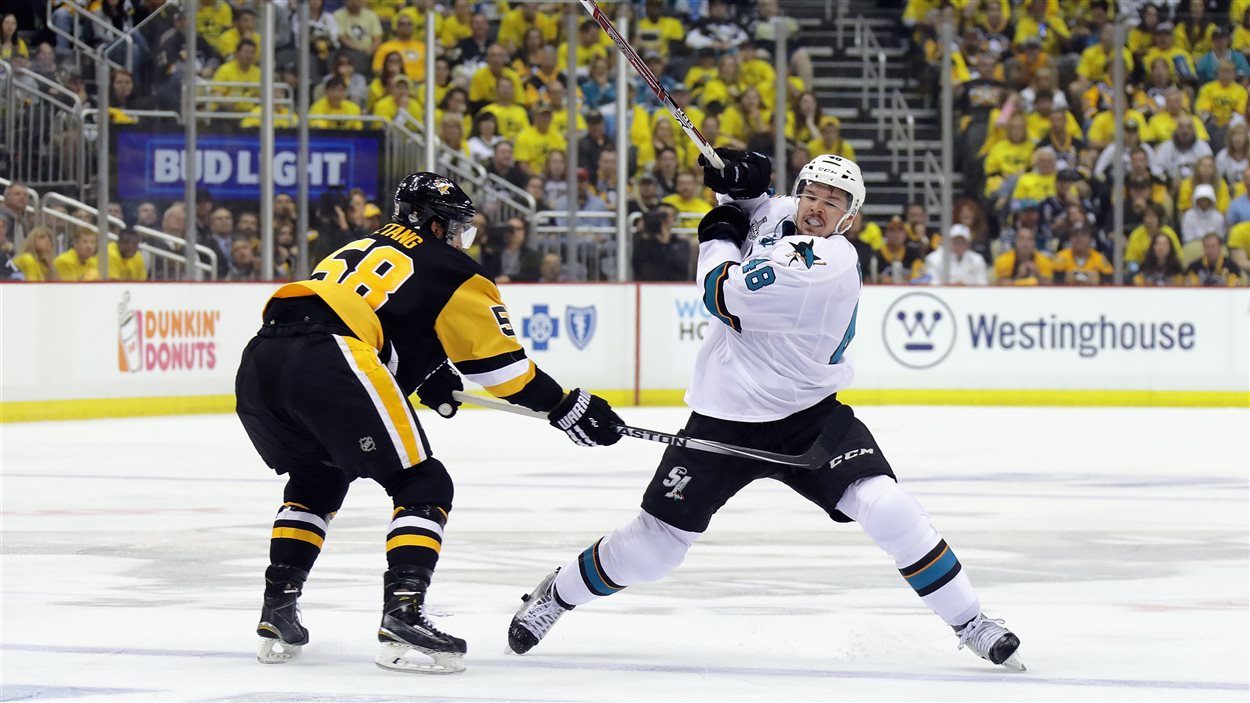 Tomas Hertl (à gauche) face à Kris Letang, des Penguins