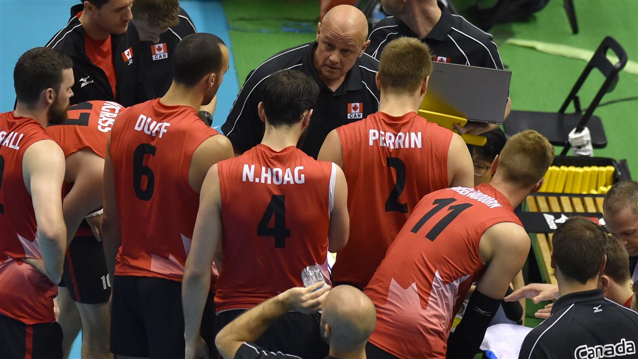 L'entraineur Glenn Hoag et les joueurs de l'équipe canadienne lors du match contre le Japon.