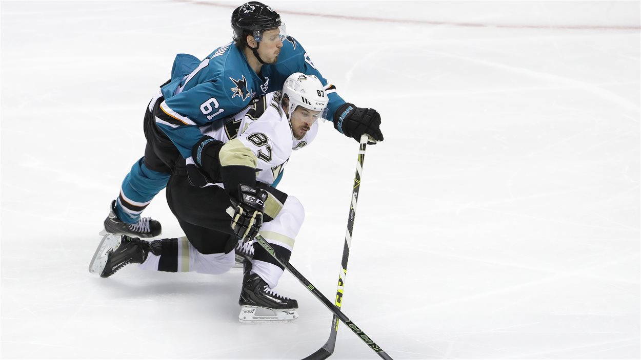 Justin Braun (#61) surveille de près Sidney Crosby
