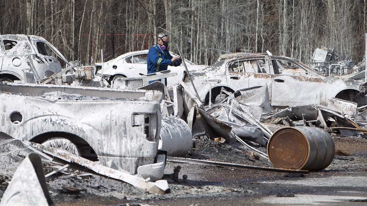 Au fur et à mesure qu'ils réintègrent leurs quartiers, les résidents de Fort McMurray découvrent l'ampleur des dégâts causés par l'incendie.