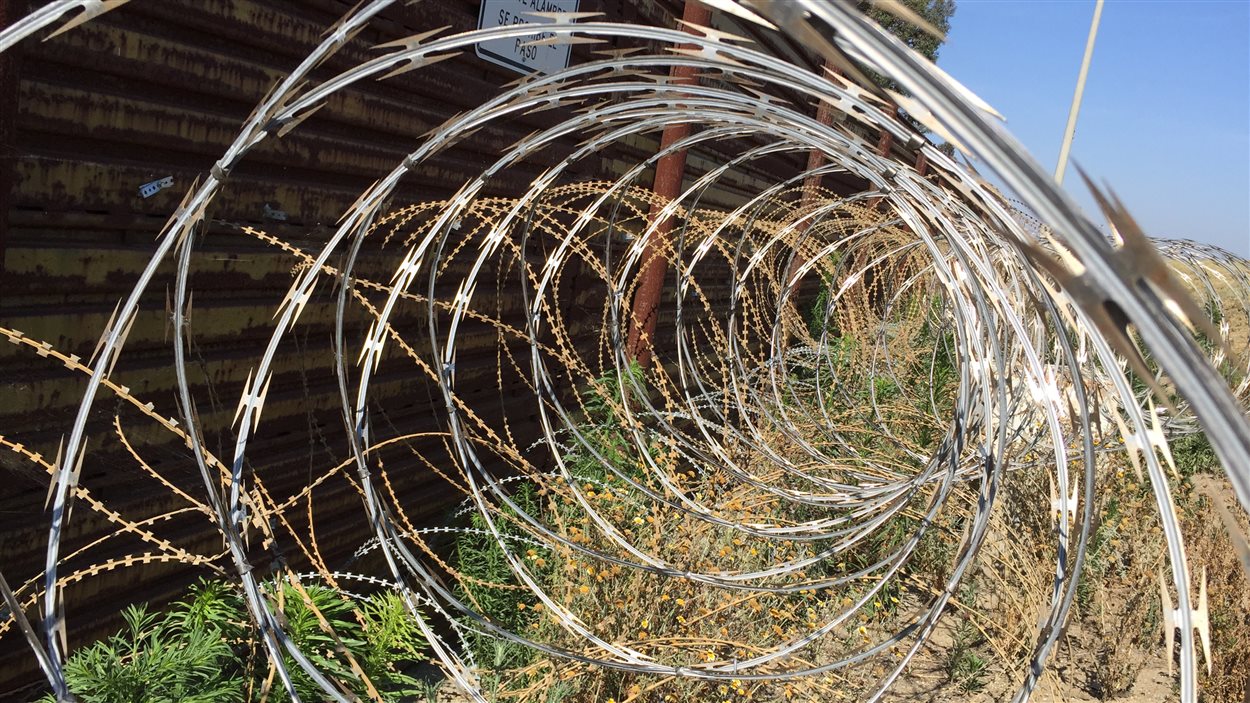 Des barbelés pour empêcher les gens de traverser le mur entre les États-Unis et le Mexique.