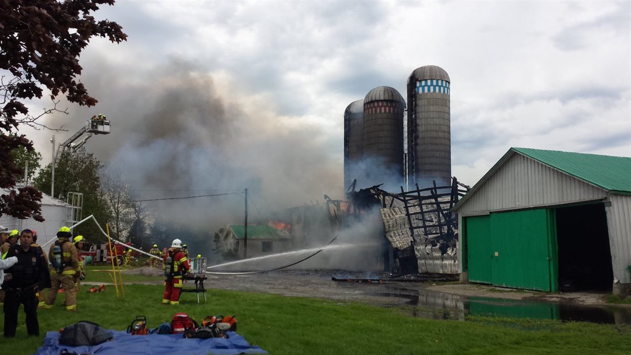 La ferme laitière touchée par l'incendie est située au 498, route 138.