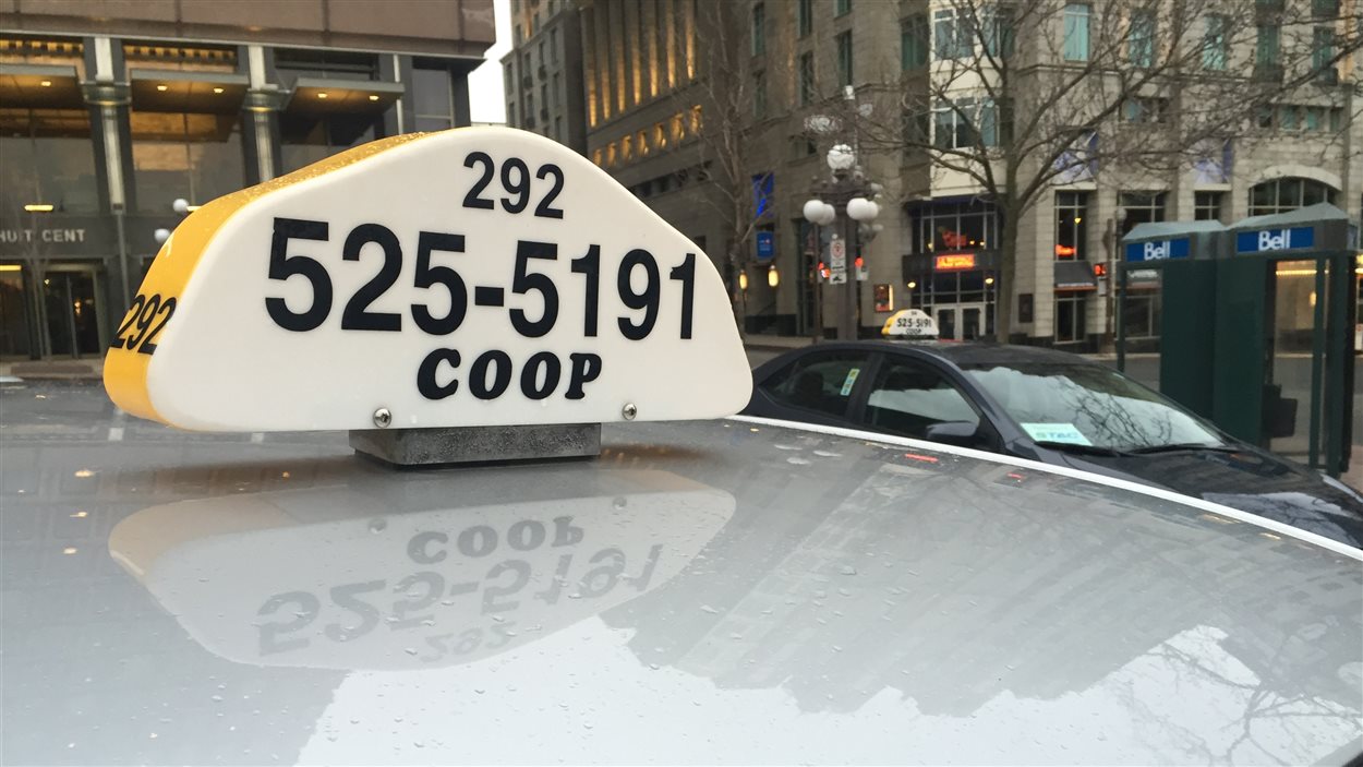 Une dizaine de chauffeurs de taxi de Québec manifestent à Montréal.