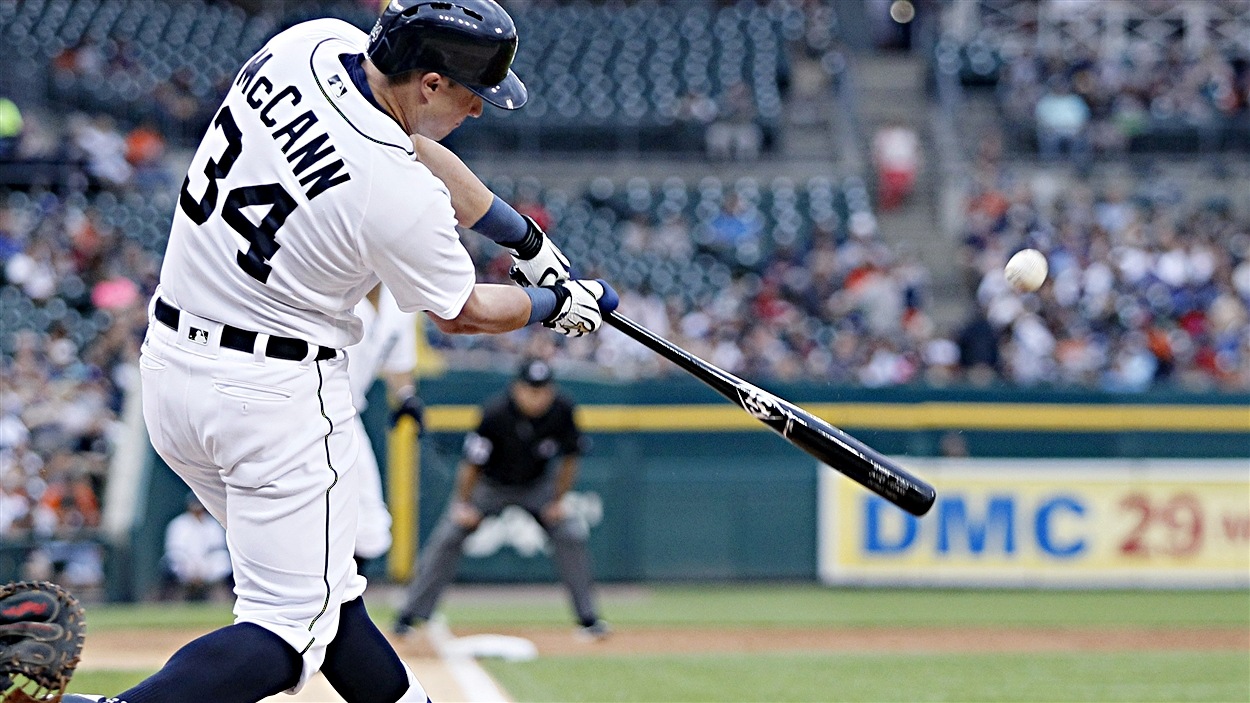 James McCann des Tigers a réussi un circuit de trois points en troisième manche.