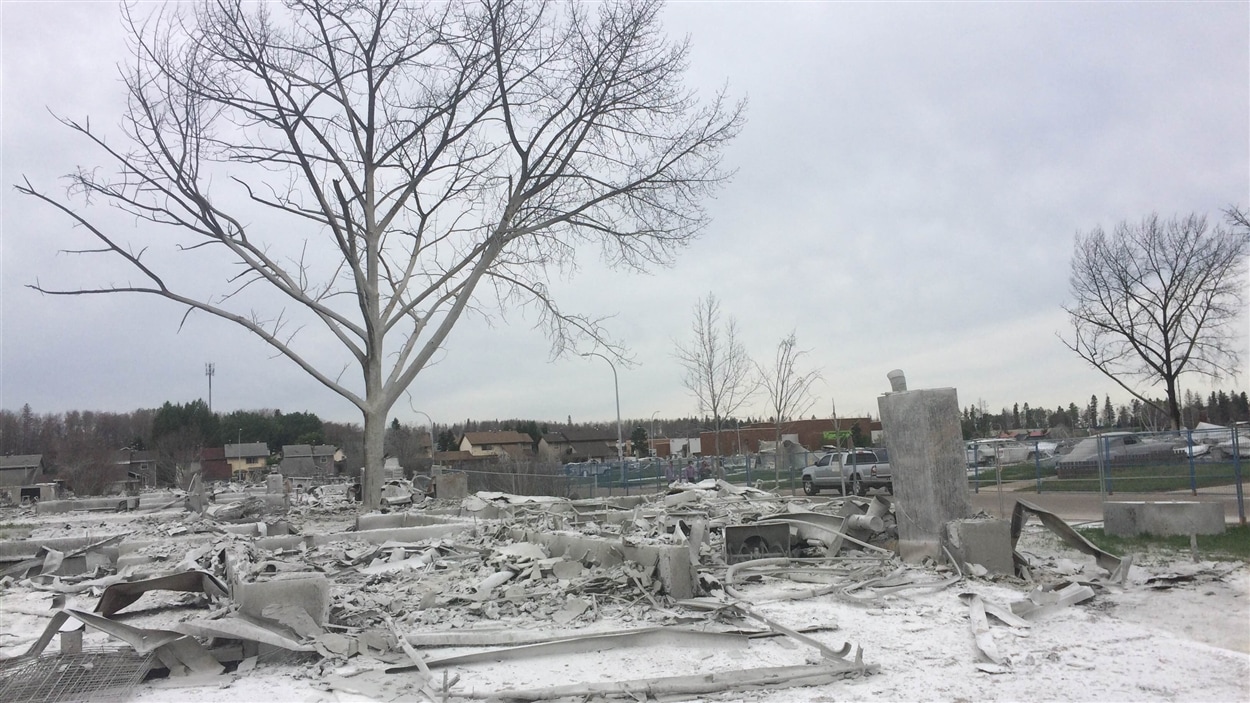 Des cendres recouvrent les maisons décimés de Fort McMurray dans le quartier d'Abasand. 