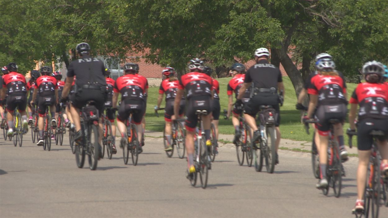 Des participants à la 5ème étape du relais-cycliste La grande traversée 2016, en Saskatchewan.