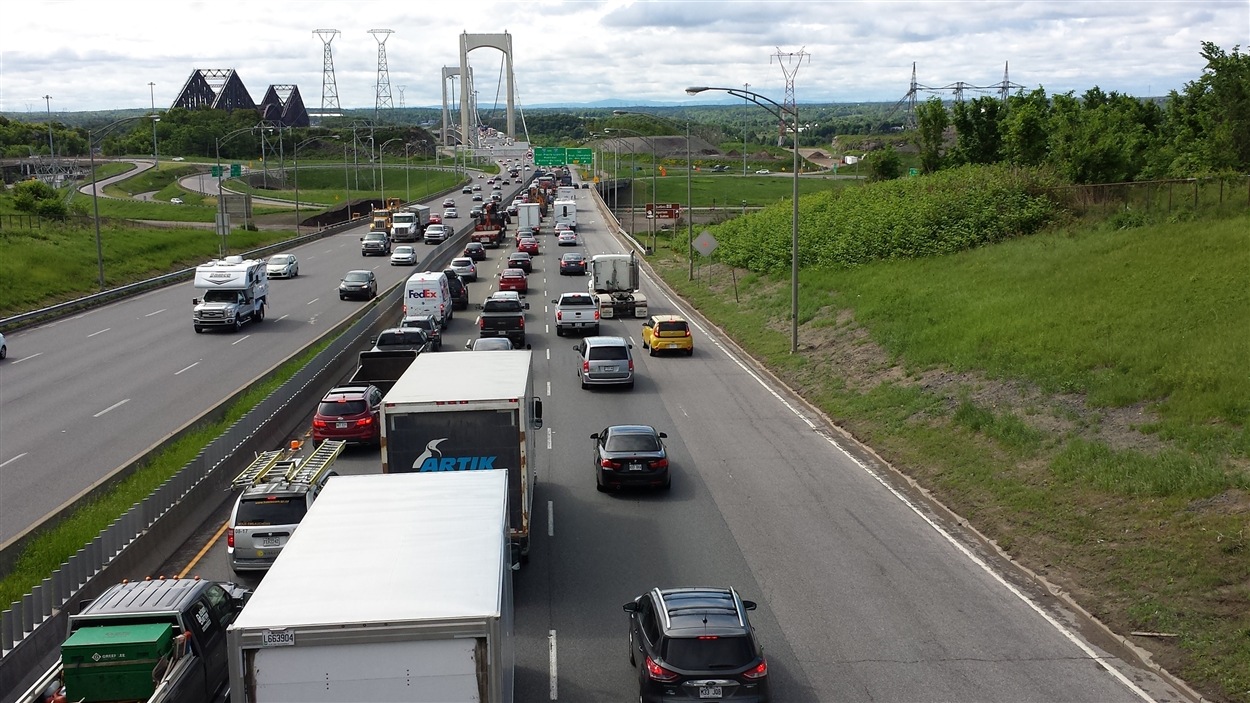 L'autoroute Henri IV sud est congestionnée en direction du pont Pierre-Laporte.