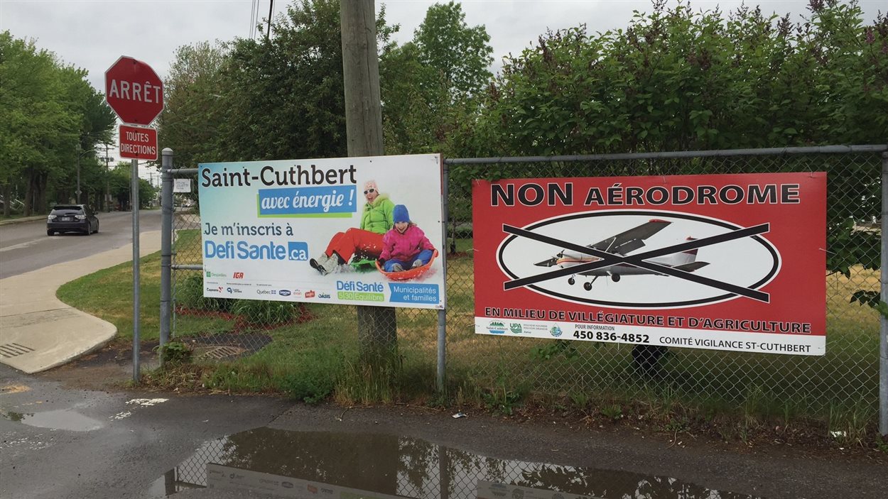 La mobilisation contre le projet d'aérodrome est bien visible à Saint-Cuthbert.
