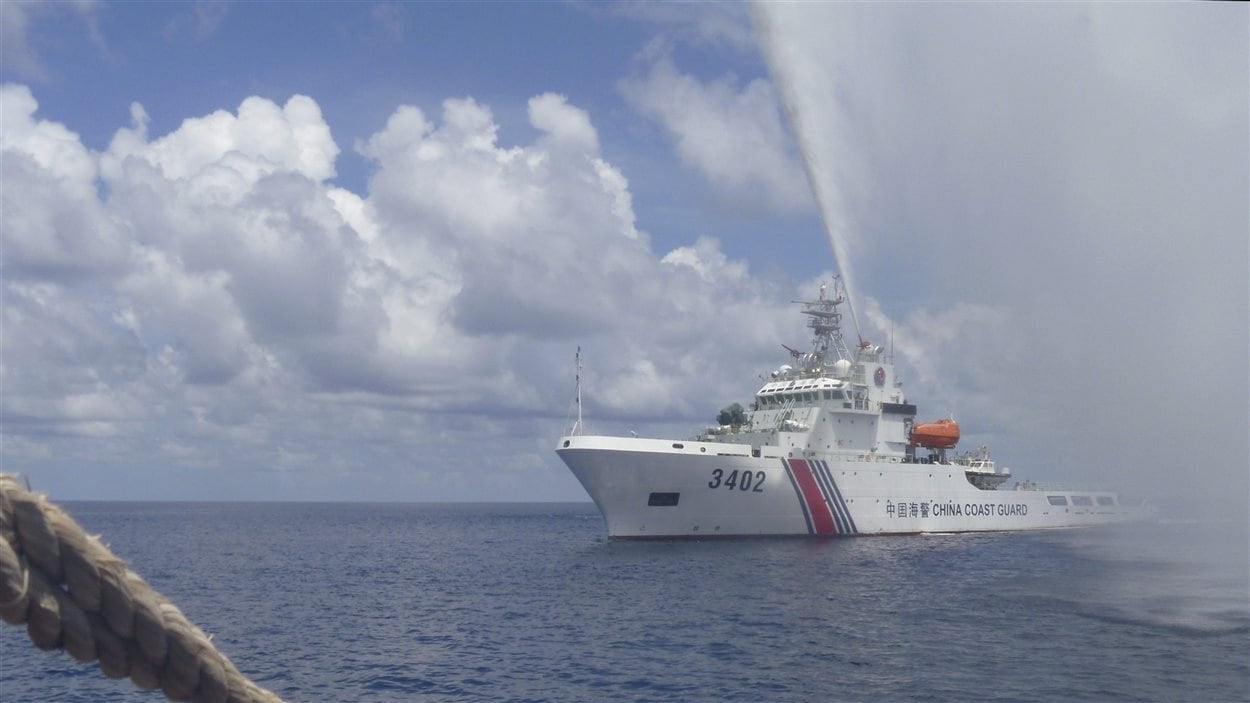 Un navire de la garde côtière chinoise envoie un jet d'eau sur un bateau de pêcheurs philippins.