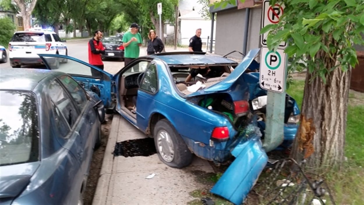 Une voiture s'enfonce dans un poteau à Regina.