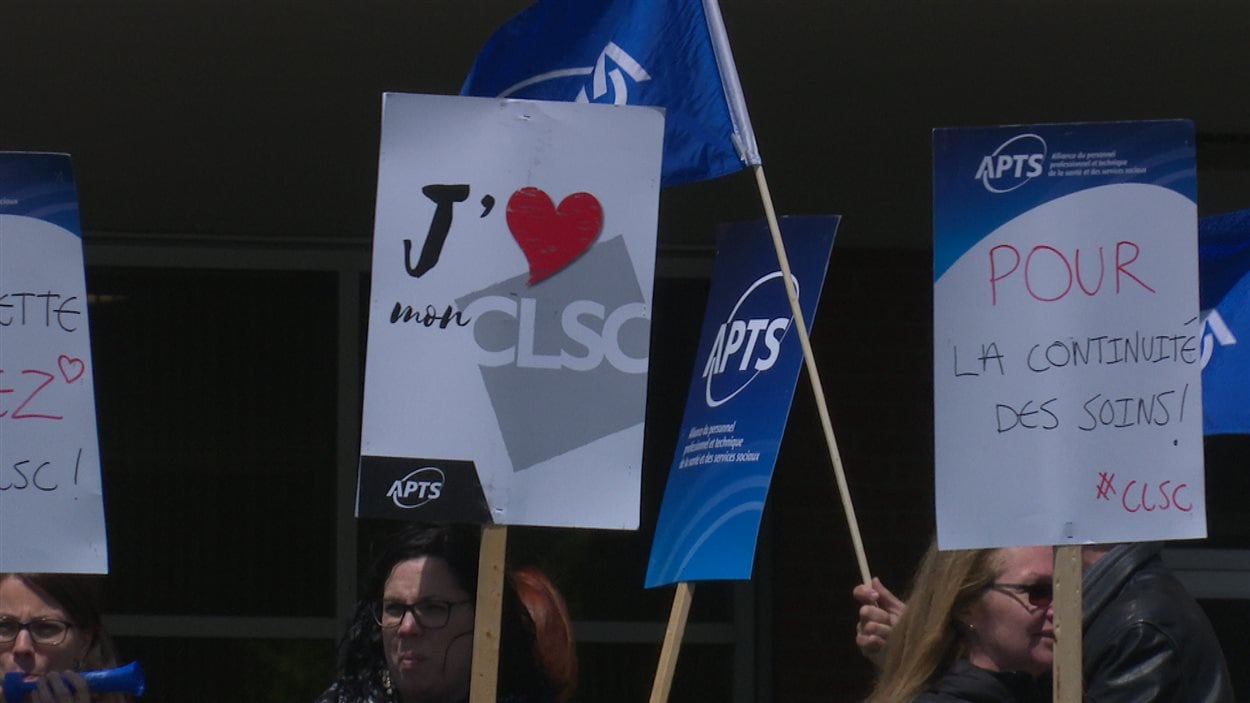 Des syndiqués de l'APTS manifestent à Rouyn-Noranda pour le maintien des ressources en CLSC.