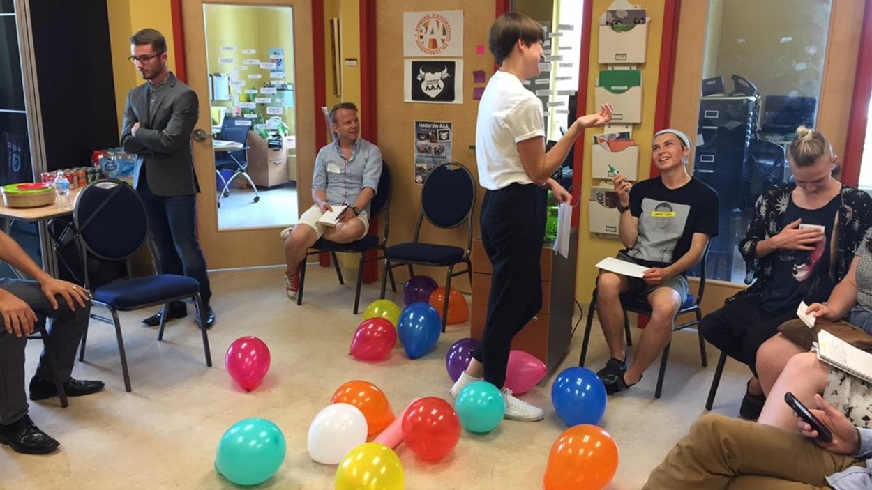 Des jeunes francoalbertains participent à un atelier pour faciliter création d'alliances gai-hétéro.