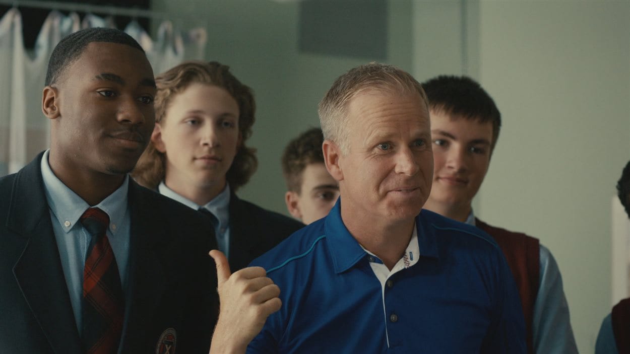 Johneil Johnson dans le rôle d'un joueur étoile de basketball dans la série télévisée Mr. D.
