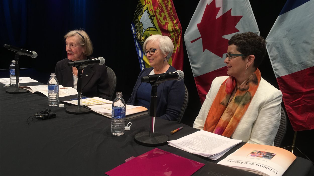 Au centre, la ministre responsable de la littéracie Cathy Rogers accompagnée des coprésidentes du Secrétariat à la littéracie du N.-B., Marilyn Trenholme Counsell à gauche et Liane Roy à droite.