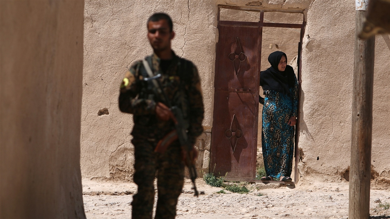 Un combattant des Forces démocratiques syriennes à Manbij