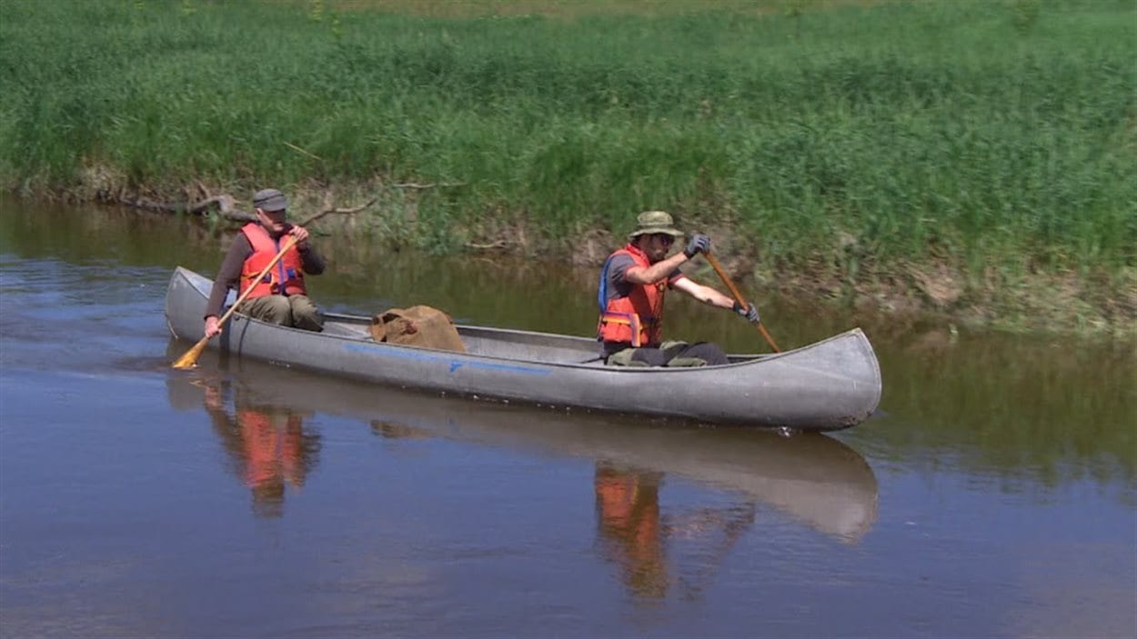 À bord d'un vieux canot Grumman, le «cheval de trait» des lacs et des rivières canadiennes comme aime le décrire Réal Bérard.