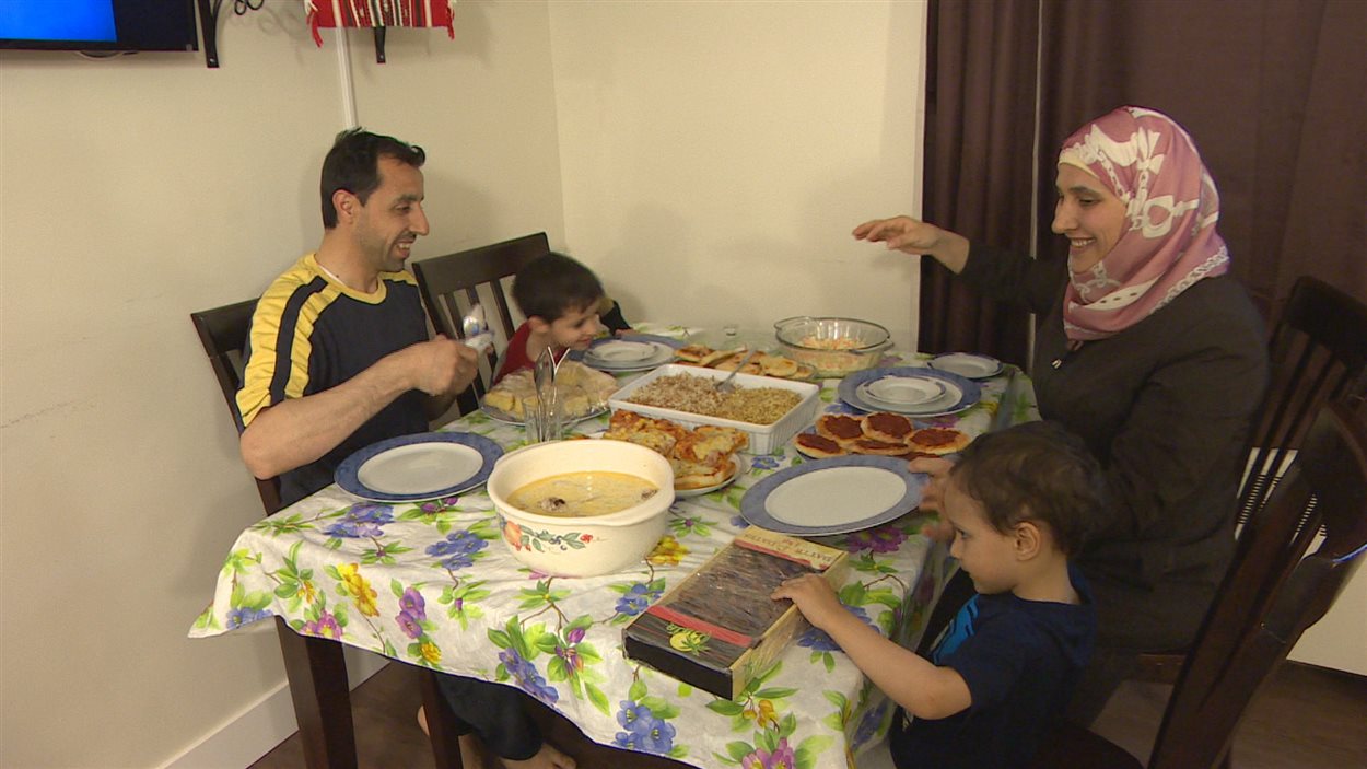 La famille Alsliman prend le ftour, le repas que les Musulmans font au coucher du soleil pendant le ramadan.