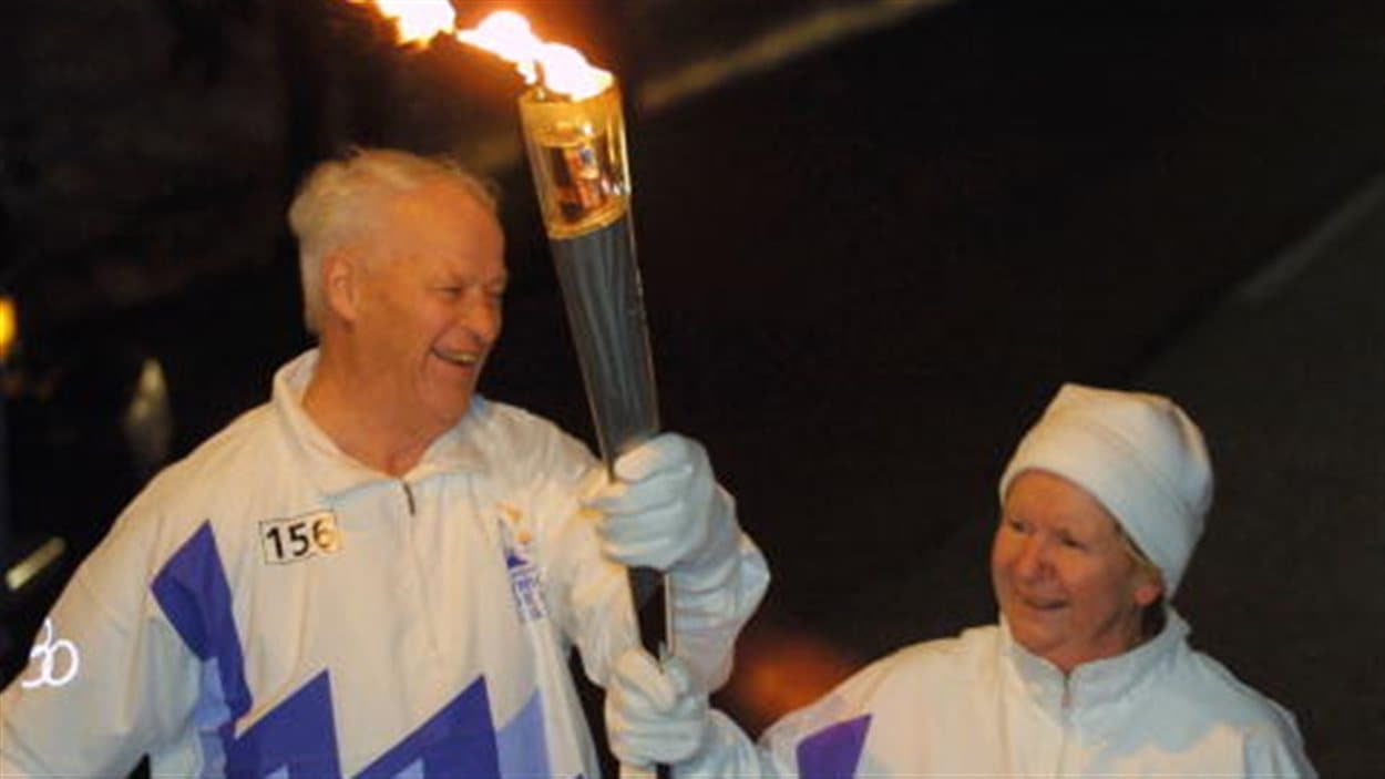 Gordie avec sa compagne et agente de toujours Colleen portant la flamme des Jeux olympiques de Salt Lake City en 2002