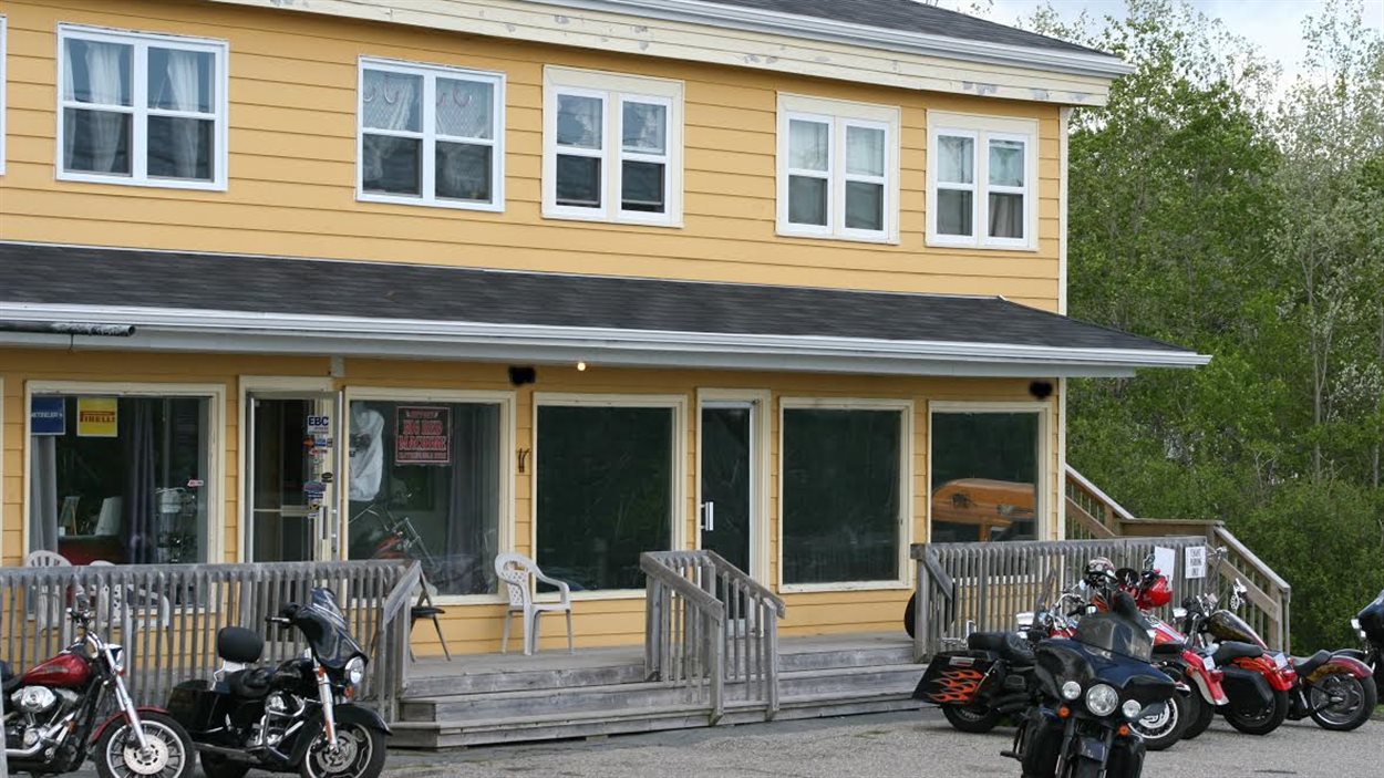 Des motos devant une maison