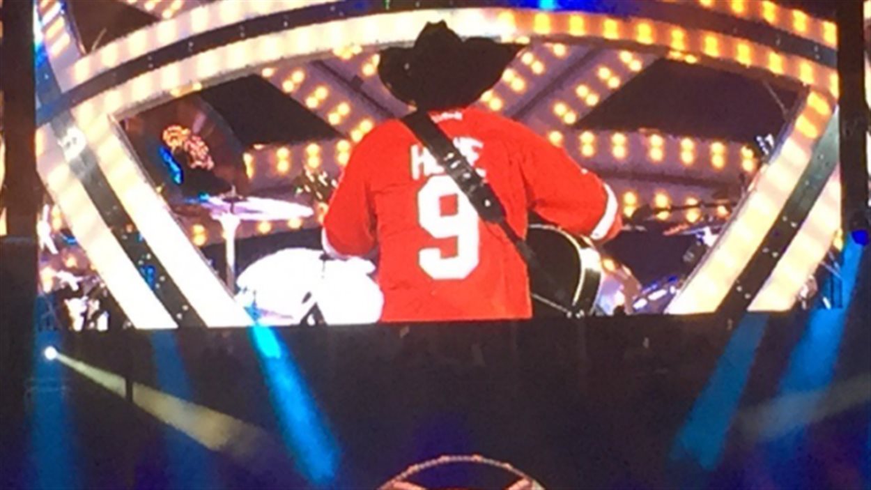 Garth Brooks a porté le chandail de Gordie Howe lors d'un spectacle à Saskatoon.