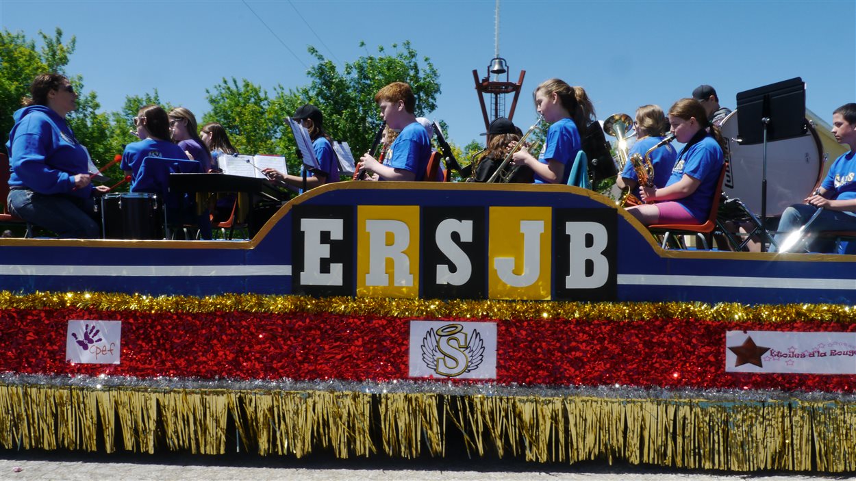 Des élèves de l'École régionale Saint-Jean-Baptiste, lors du défilé au festival Montcalm à Saint-Joseph.