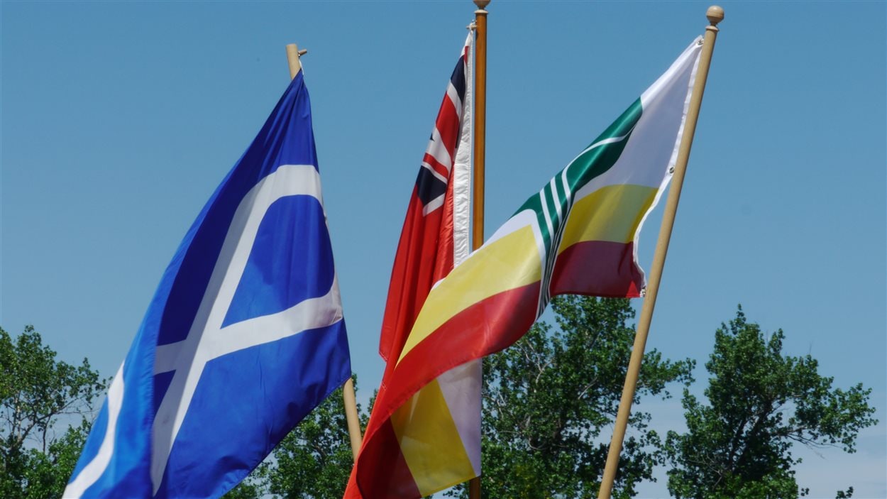 Des drapeaux au festival Montcalm à St-Joseph, au Manitoba.
