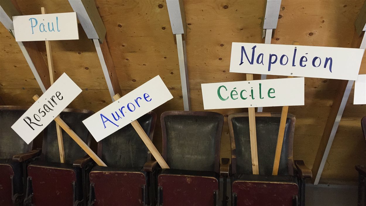 Des panneaux avec des prénoms de membres de la famille Comeault, réunis au festival Montcalm à Saint-Joseph.