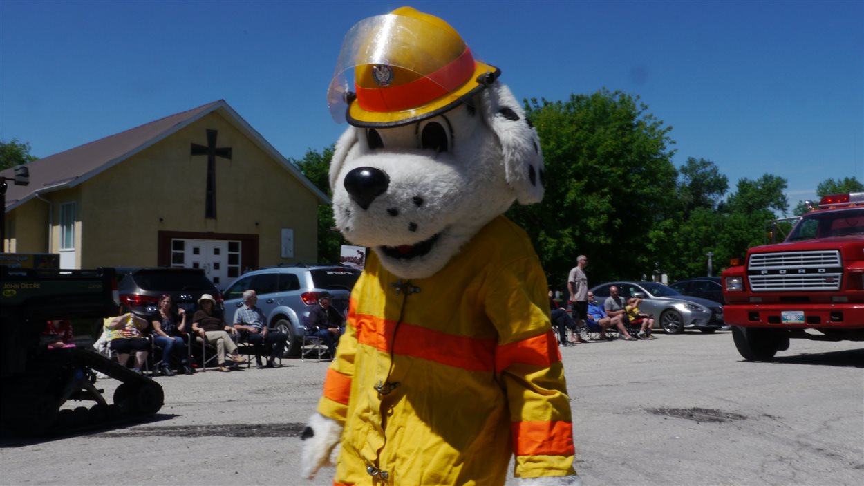 Une mascotte de pompiers au festival Montcalm à St-Joseph, au Manitoba.