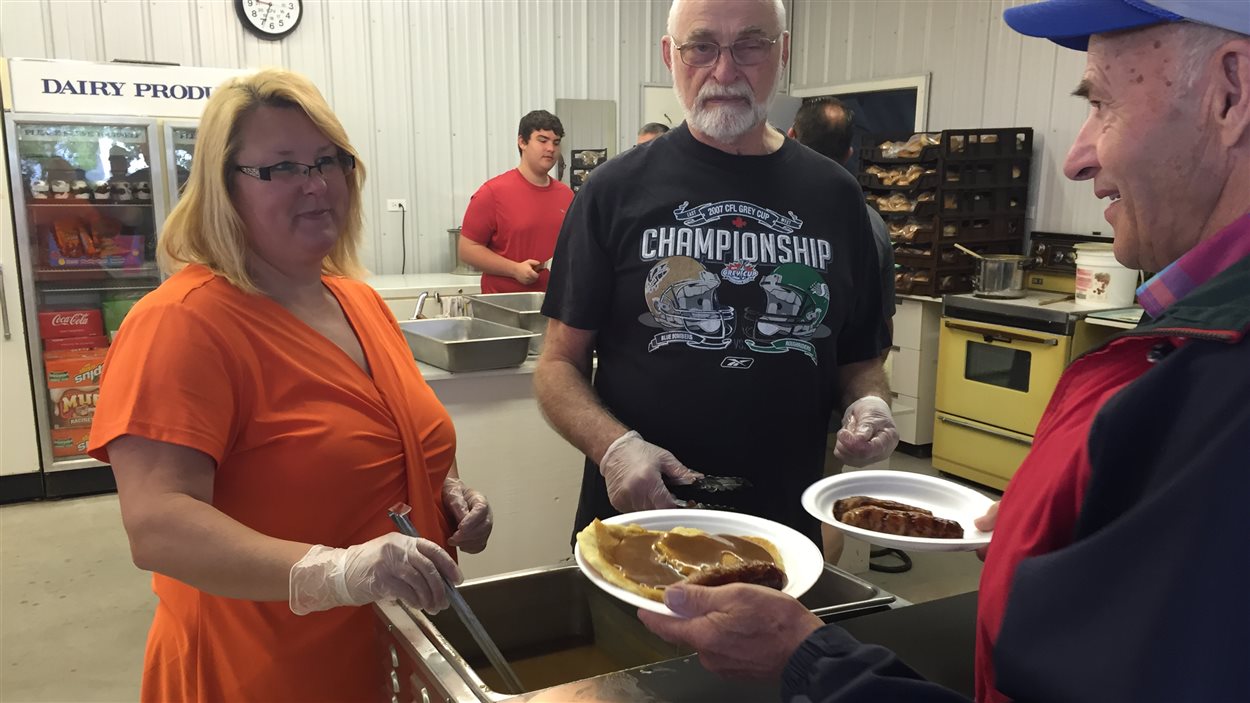 Un déjeuner aux crêpes était servi au festival Montcalm, à Saint-Joseph.