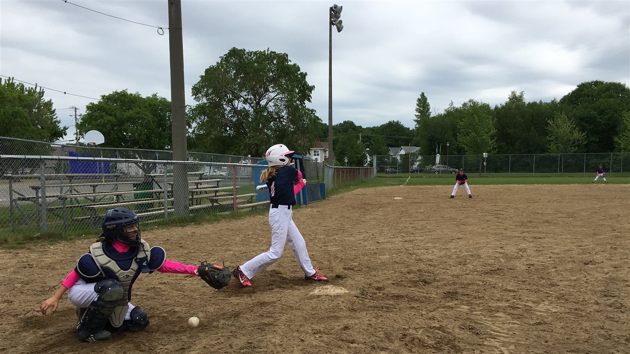 Des jeunes filles qui jouent au baseball dans le secteur Pointe-du-Lac à Trois-Rivières.