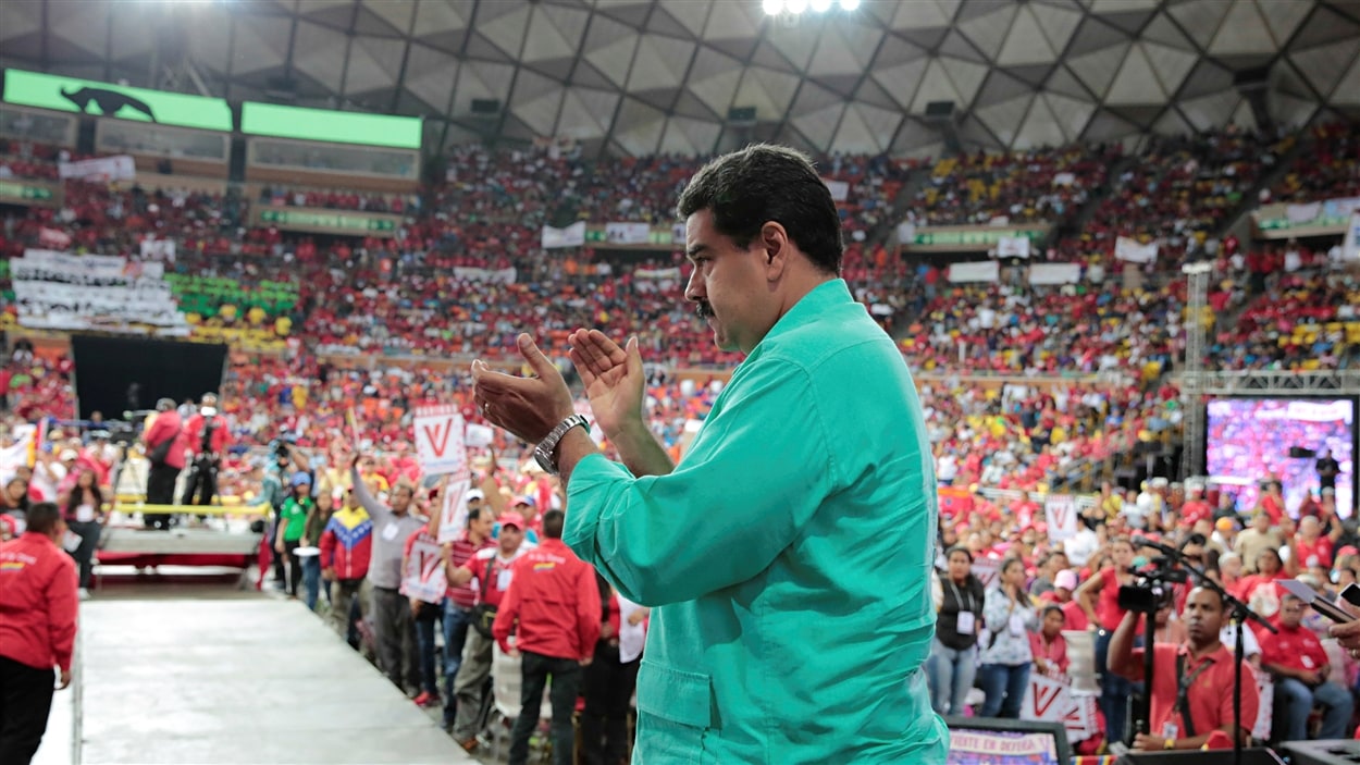 Sept Vénézuéliens sur dix souhaitent le départ du président du Maduro, mais ils sont encore peu nombreux à manifester, rapporte l'AFP.