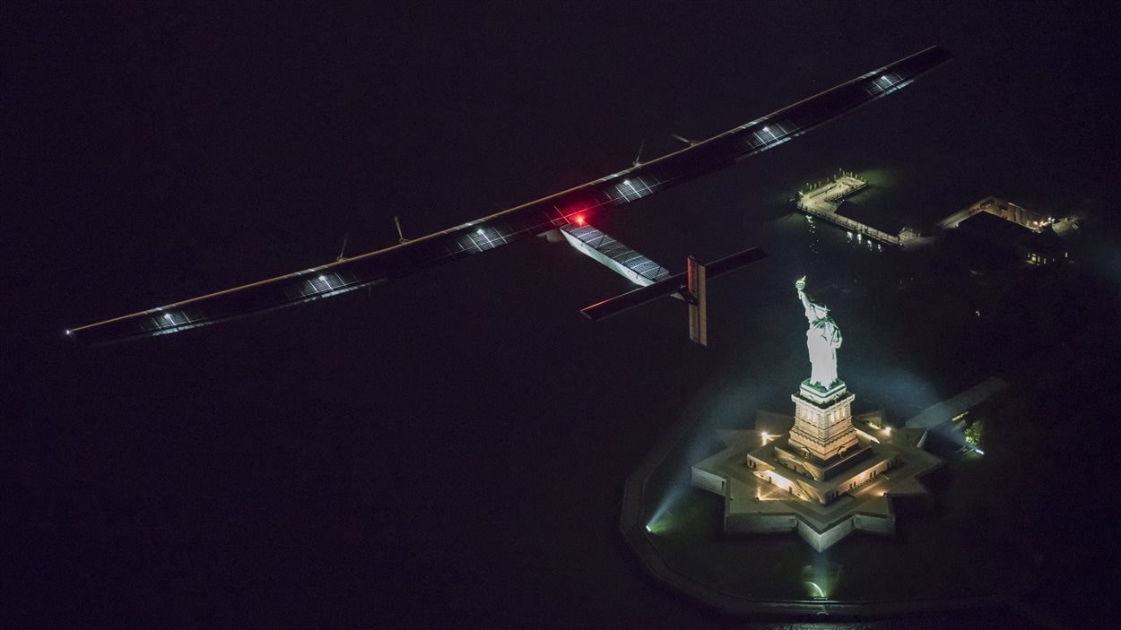 Solar Impulse 2, survolant la Statue de la Liberté.