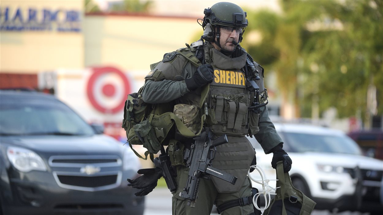 De nombreux policiers ont été dépêchés sur les lieux de la fusillade dans une discothèque, à Orlando, en Floride.