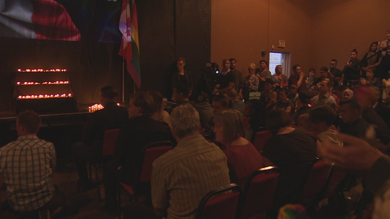 Plus d'une centaine de personnes étaient rassemblées au Bar Q de Regina dimanche soir