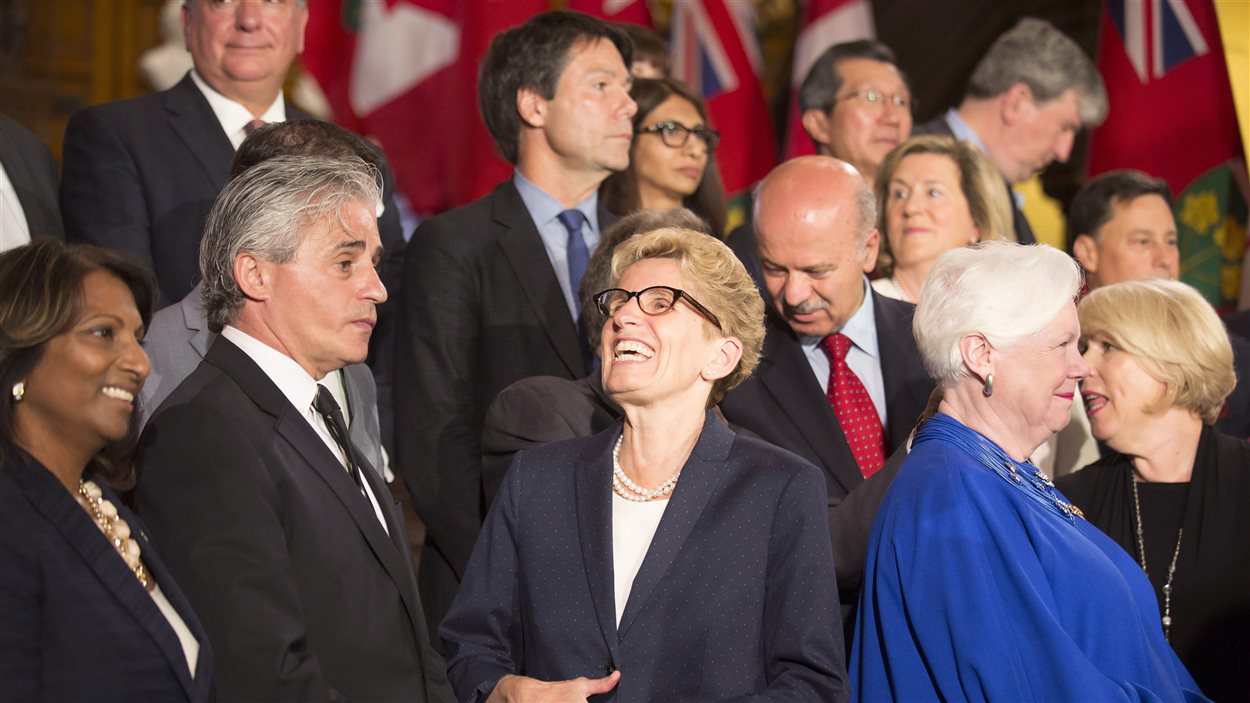 La première ministre Kathleen Wynne entourée des membres de son nouveau Cabinet.