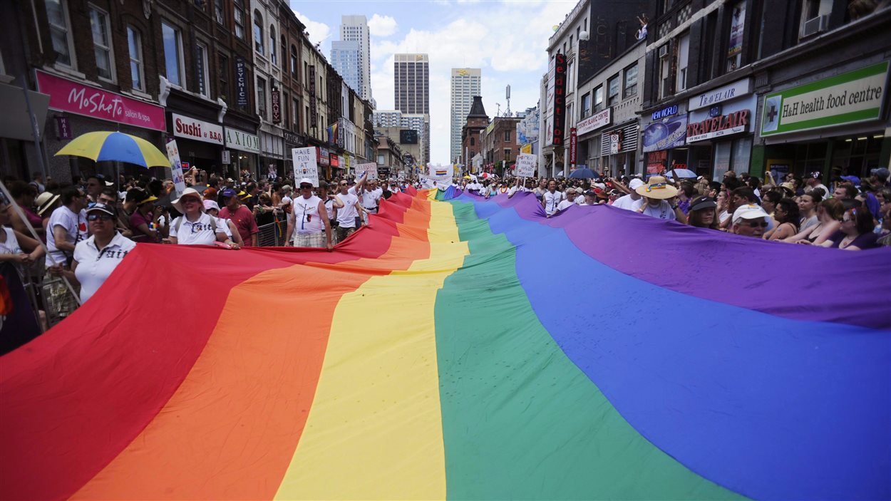 Le défilé gai de Toronto attire des milliers de personnes chaque année.