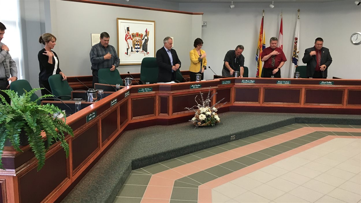 La séance du Conseil municipal de Grand-Sault a commencé avec la prière, mardi soir.