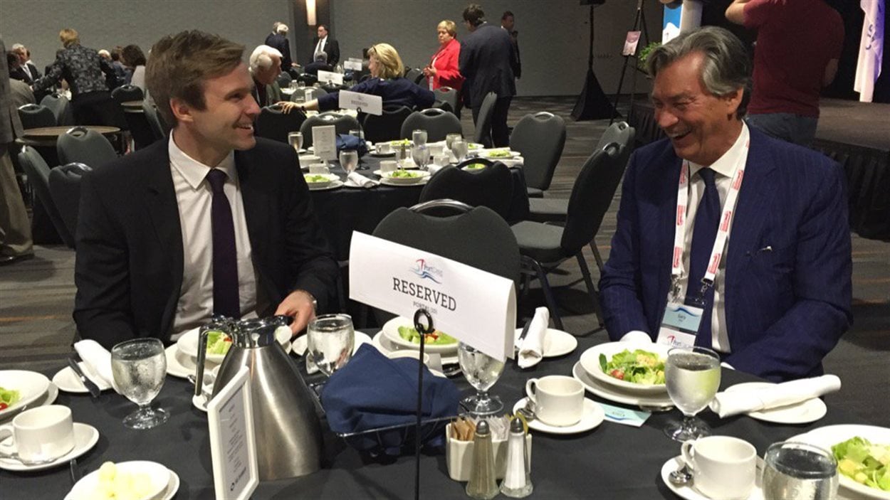 Le premier ministre du Nouveau-Brunswick, Brian Gallant, avec l’ex-premier ministre du Manitoba, Gary Doer