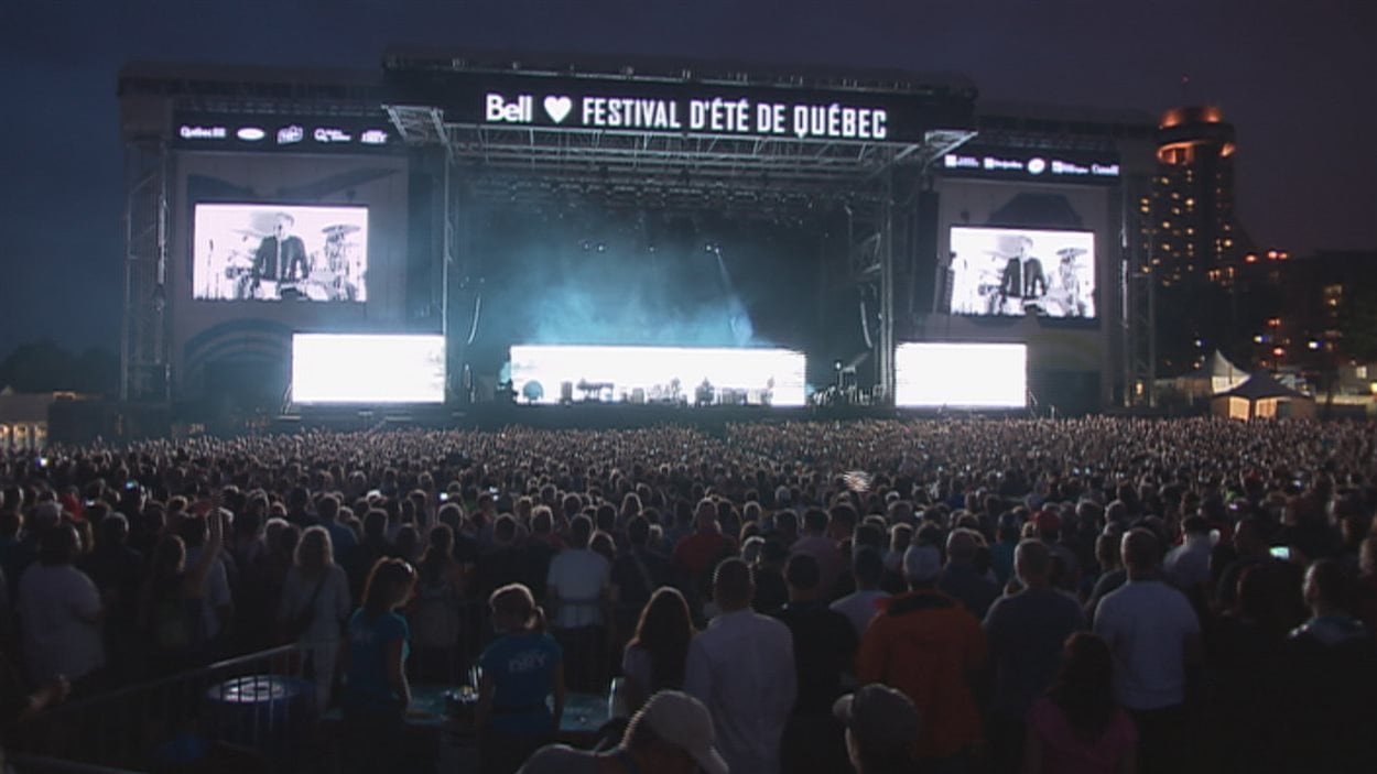 Bell est le présentateur officiel de l'imposante scène du Festival d'été située sur les plaines d'Abraham.
