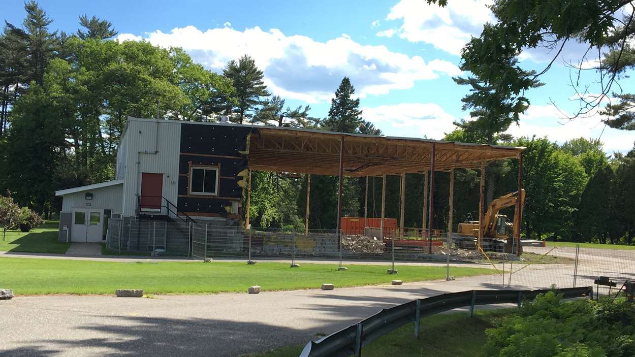 Un gymnase du secteur PointeduLac en cours de démolition RadioCanada